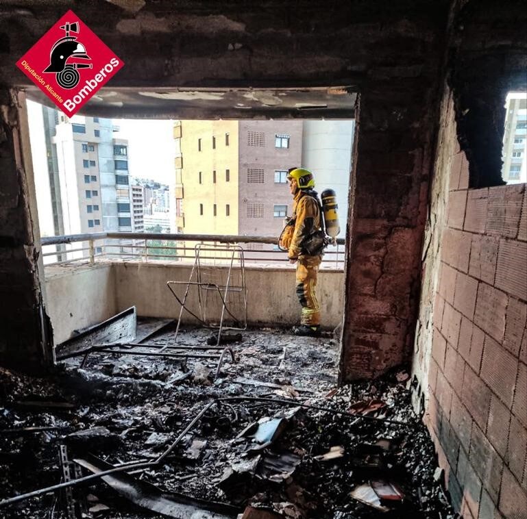 Imagen principal - El incendio en una vivienda de Benidorm obliga a evacuar a 9 personas refugiadas en una azotea
