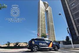 Vehículo de la Policía Nacional por las calles de Benidorm.
