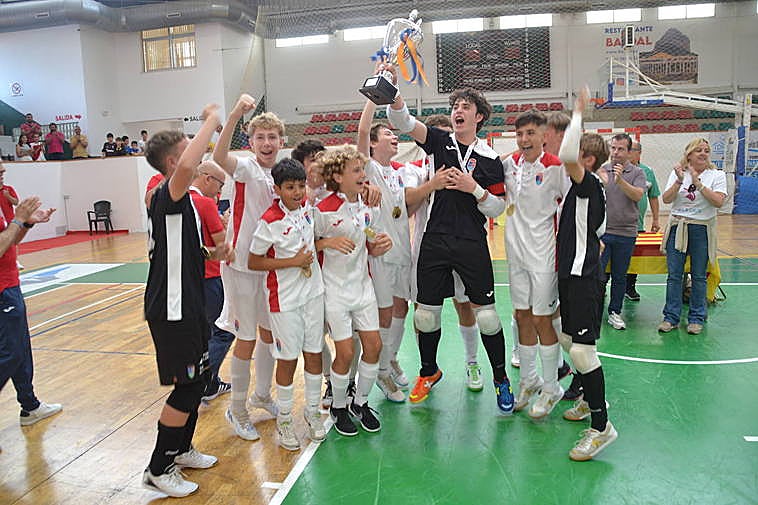 El capitán del equipo levanta la copa con todo el equipo del CD Paidos.