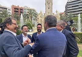 José Miguel Saval, Edmundo Bal y Adrián Santos, con López Bas y Fernando Llopis (de espaldas), este lunes en la plaza de los Luceros.