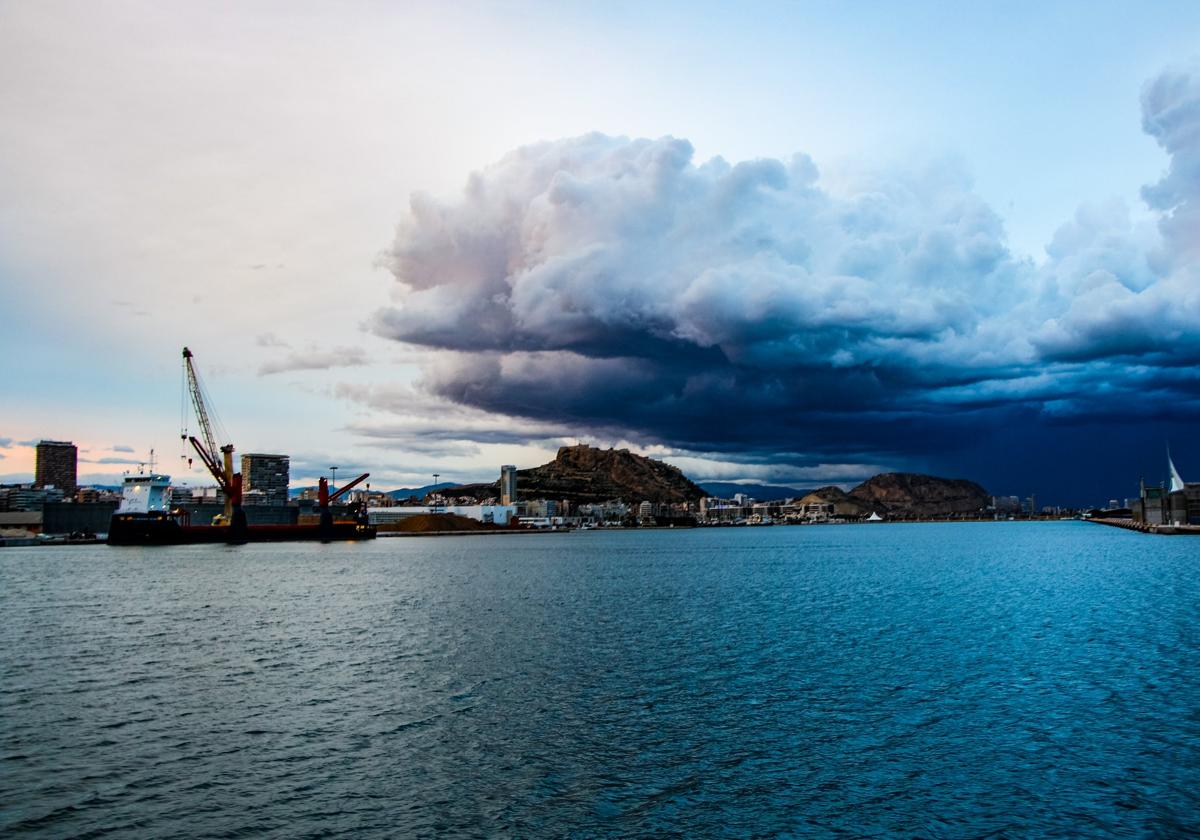 Una tormenta entra por el Puerto de Alicante.