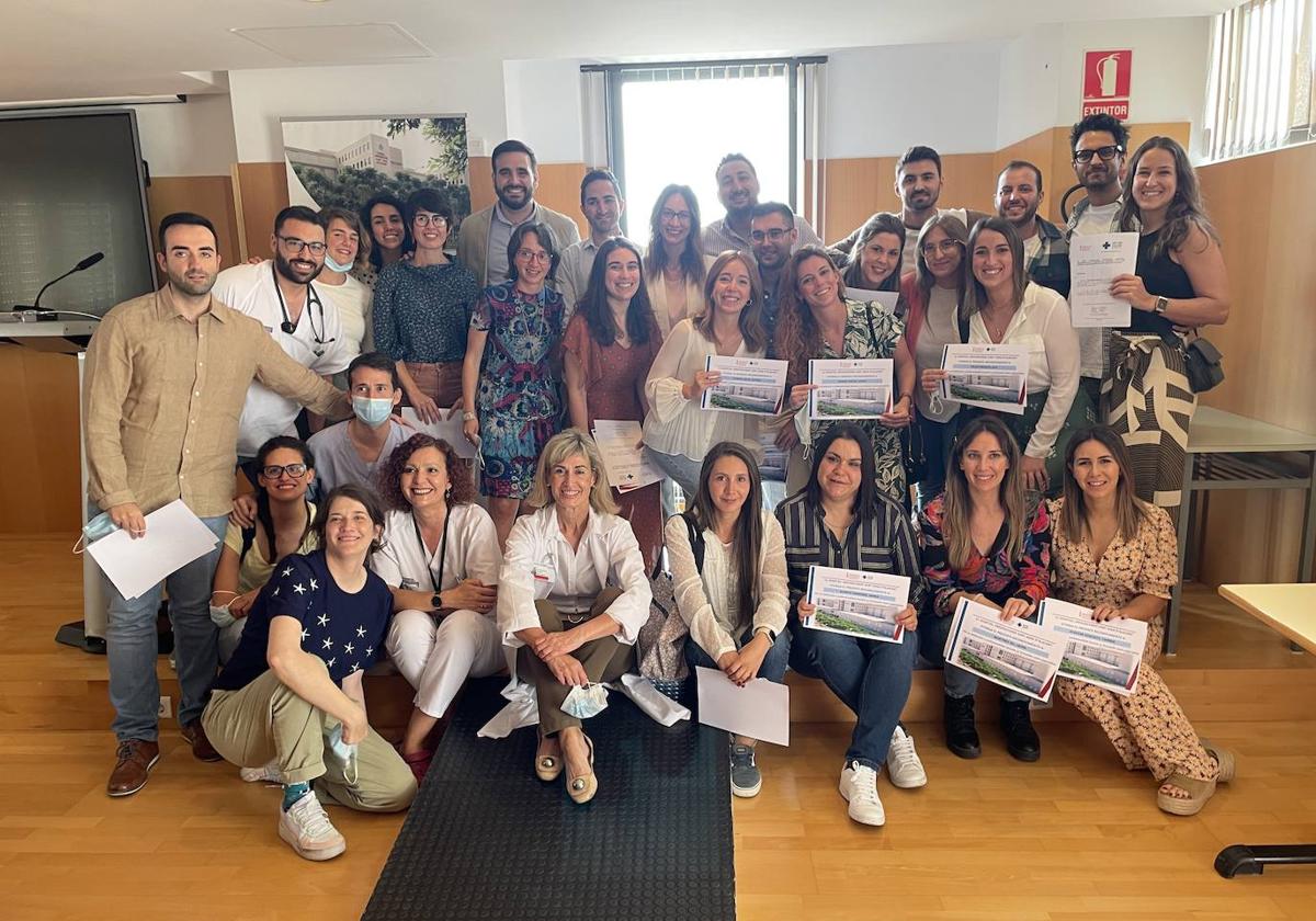 Los residentes del Hospital de Sant Joan que acaban su ciclo, con sus tutores.