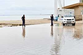 Las fuertes lluvias registradas en Alicante se tragan la playa de la Albufereta.