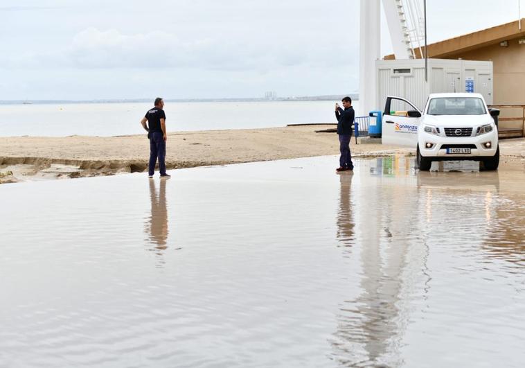 Las fuertes lluvias registradas en Alicante se tragan la playa de la Albufereta.