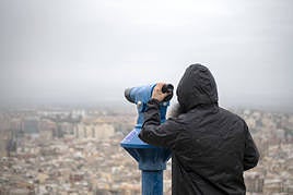 Alicante bajo la lluvia desde el castillo de Santa Bárbara