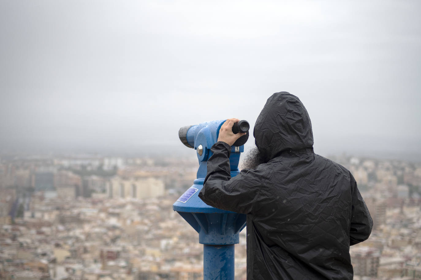 Alicante bajo la lluvia desde el castillo de Santa Bárbara