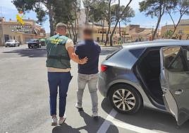 Un agente de la Guardia Civil traslada al detenido hasta el juzgado.