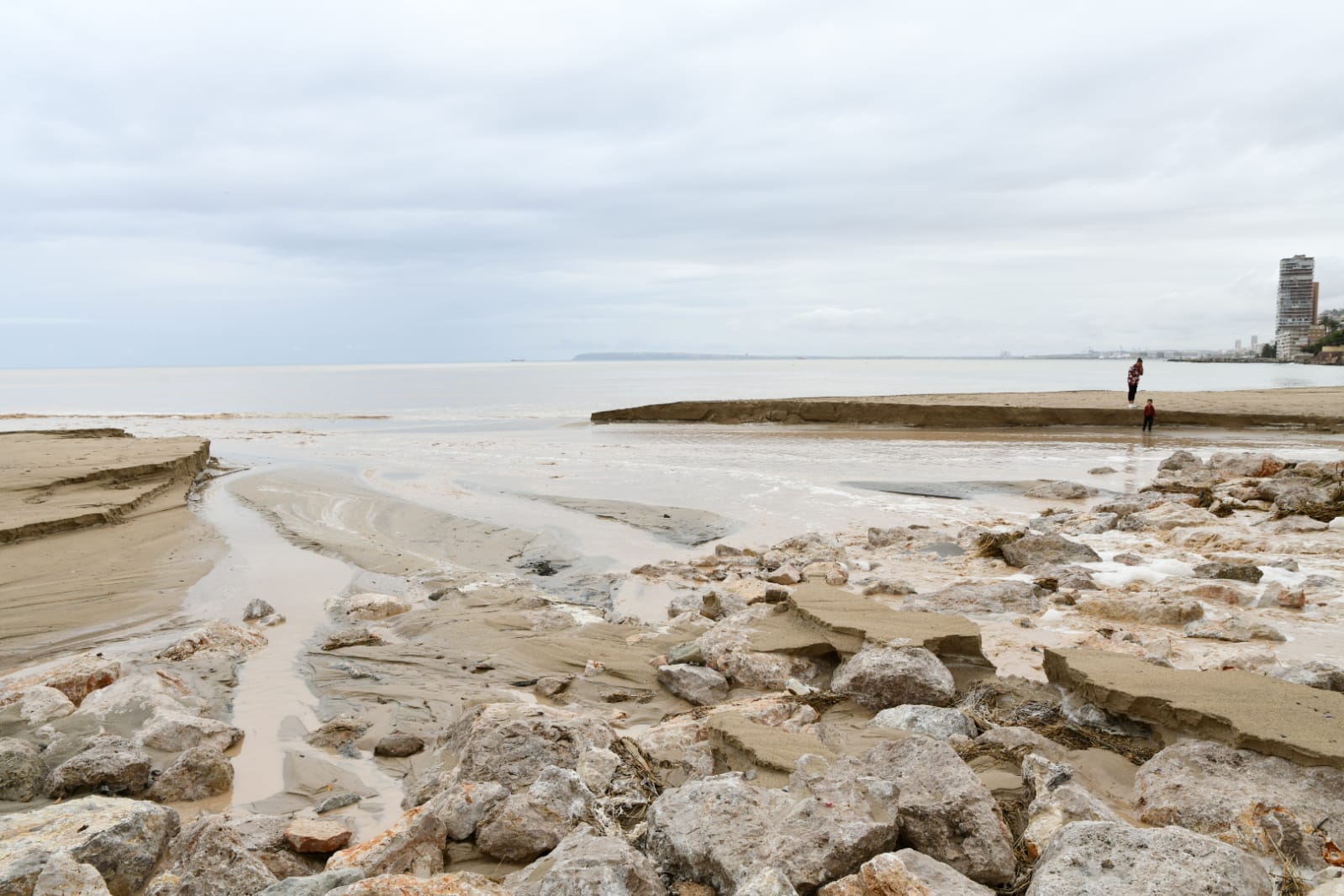 La orilla de la playa de la Albufereta a mediodía del 23 de mayo.