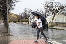 Una mujer durante las lluvias en Alicante.