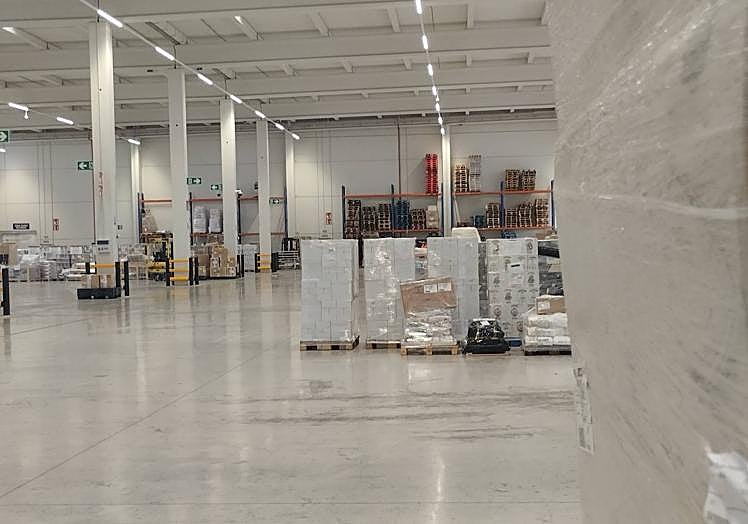 Palés y productos en la nueva nave de XPO
