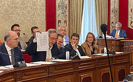 El concejal Manuel Jiménez presenta documentos en el pleno municipal.