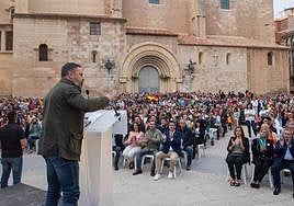 El líder de Vox, Santiago Abascal, en el acto de campaña en Orihuela.