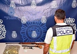 El arma de fuego y la droga intervenida.