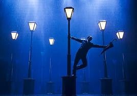 Escena del musical 'Cantando bajo la lluvia'.