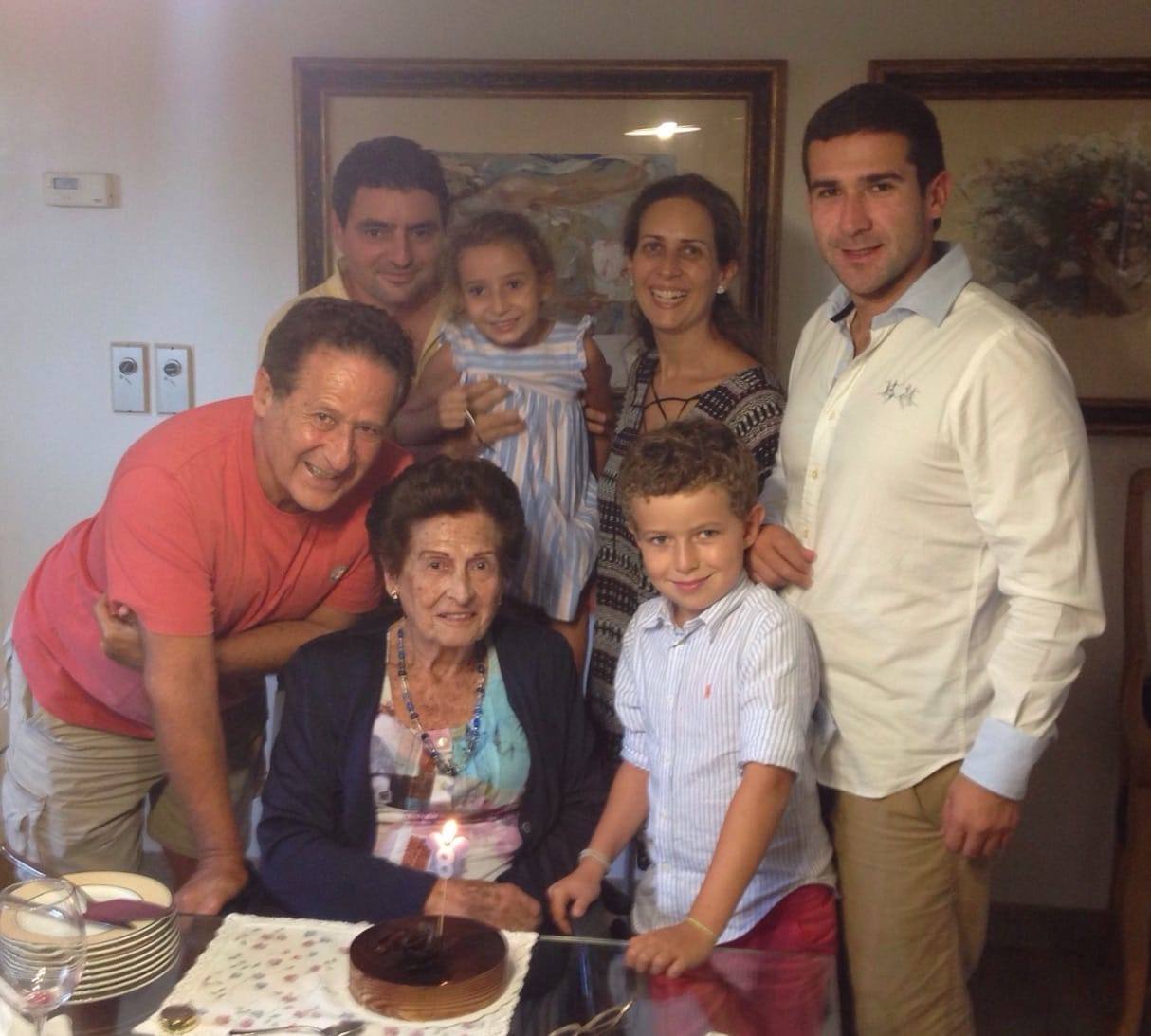 María Luisa, en una imagen de archivo, con su hijo Nicolás, su nieta Arancha, su marido, Luis, y sus biznietos, Carlota y Luis.