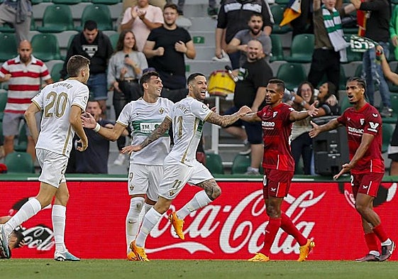 Tete Morente celebra su gol mientras Fernando y Badé protestan por una falta a Navas