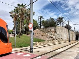 Un tram espera en la zona del derrumbe