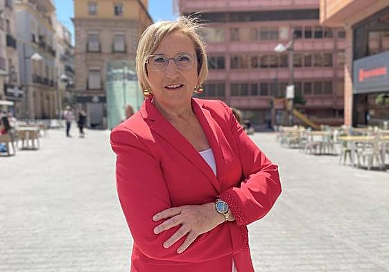 La candidata del PSPV-PSOE a la Alcaldía de Alicante, Ana Barceló, en la plaza de San Cristóbal.