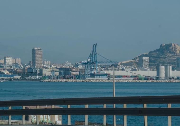 Zona industrial del puerto de Alicante.