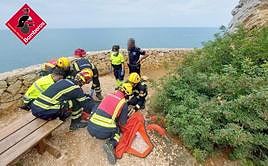Imagen del rescate de la mujer herida en la Cova Tallada de Dénia.