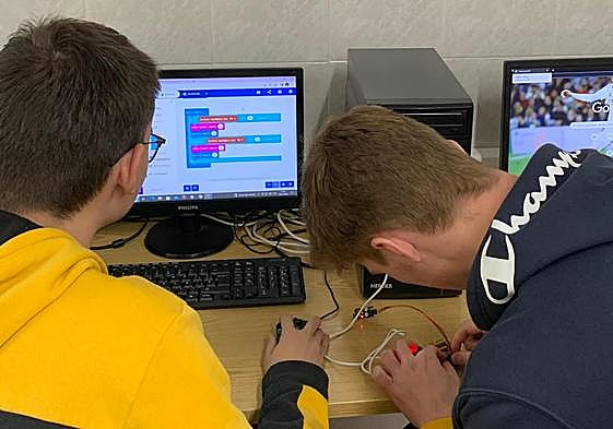 Alumnos de Salesianas trabajan en el desarrollo del proyecto tecnológico.