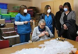 La diputada del área visita un centro de día.