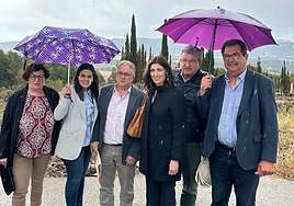 La diputada de Ciudadanos, con el alcalde de Castalla y los candidatos José Miguel Saval y Fernando Llopis (bajo el paraguas).