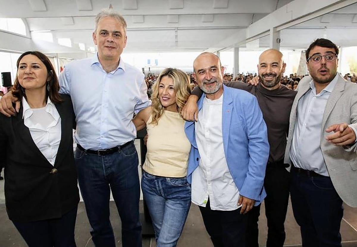 Rosa Pérez Garijo (EU); Héctor Illueca (Podem); Yolanda Díaz; Manolo Copé (EU); Xavi López (Podemos) y Alejandro Aguilar (Podemos), en el acto en Alicante de la ministra durante la campaña.