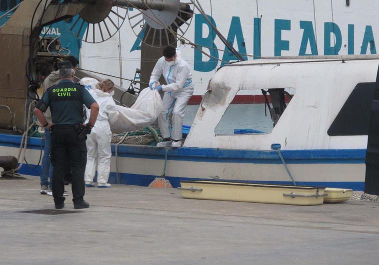 Llegada del cadáver encontrado en la costa de Dénia al Puerto.
