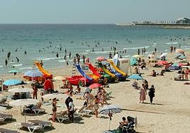 Bañistas en la playa de El Postiguet