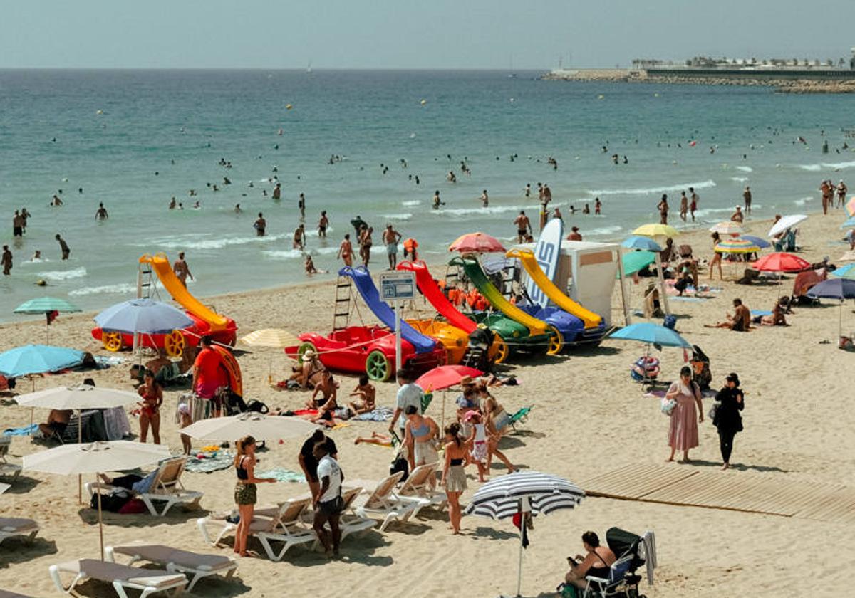 Bañistas en la playa de El Postiguet