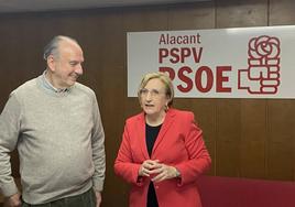 El secretario general del PSOE de Alicante, Miguel Millana, con la candidata, Ana Barceló.