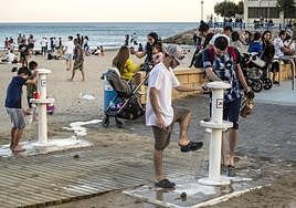 Gente en la playa del Positguet aprovechando un día de calor