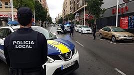 Agente de la policía local de Elche durante un operativo.