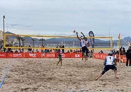 Partido de vóley playa en El Campello.