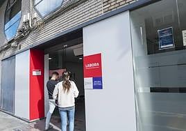 Una joven entra a la oficina del paro de Benalúa