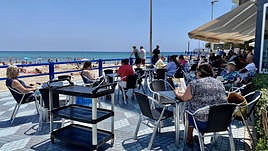 Personas disfrutan en una terraza de Alicante