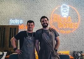 Los dueños y chefs del bar de arroces 'Rice & Bones, David Ariza y Marcos Mora.