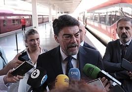 Luis Barcala en declaraciones a los medios este viernes.