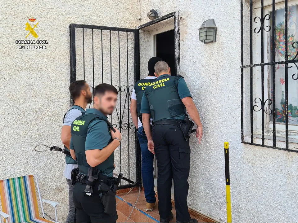 Los agentes acceden a una vivienda como parte del operativo de detención.