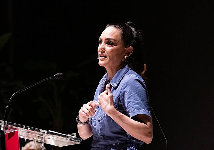 La periodista Mónica Carrillo durante ela jornada de gastronomía de Cámara Alicante.