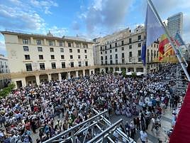 Música, color y fuego para celebrar el pregón de las Hogueras de Alicante