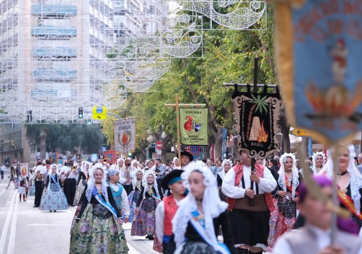 Imagen principal - Momentos del desfile, 'nanos i gegant' y las belleas en el Ayuntamiento.