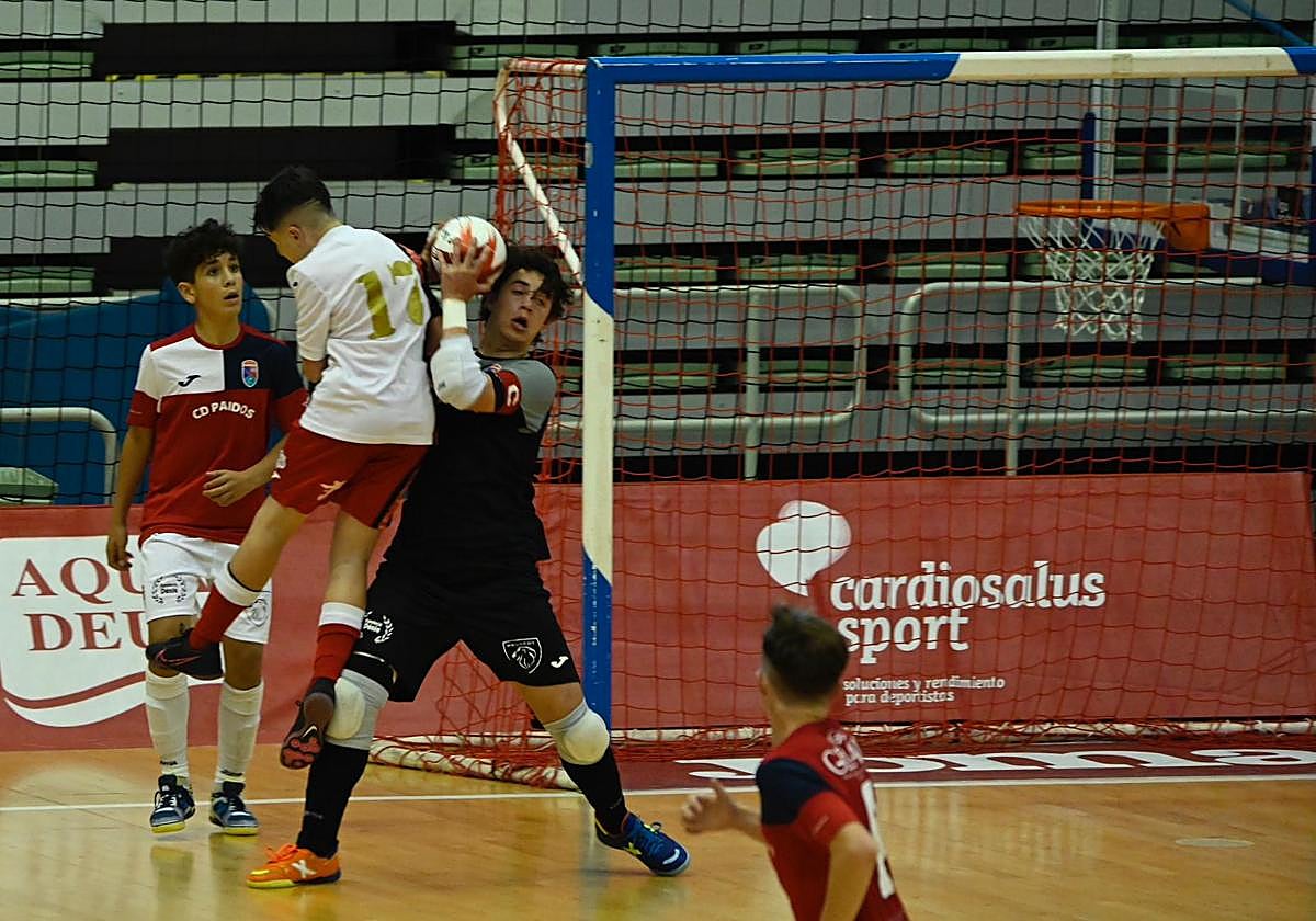 El portero del Paidos Dénia Cayetano Iglesias frena un gol.
