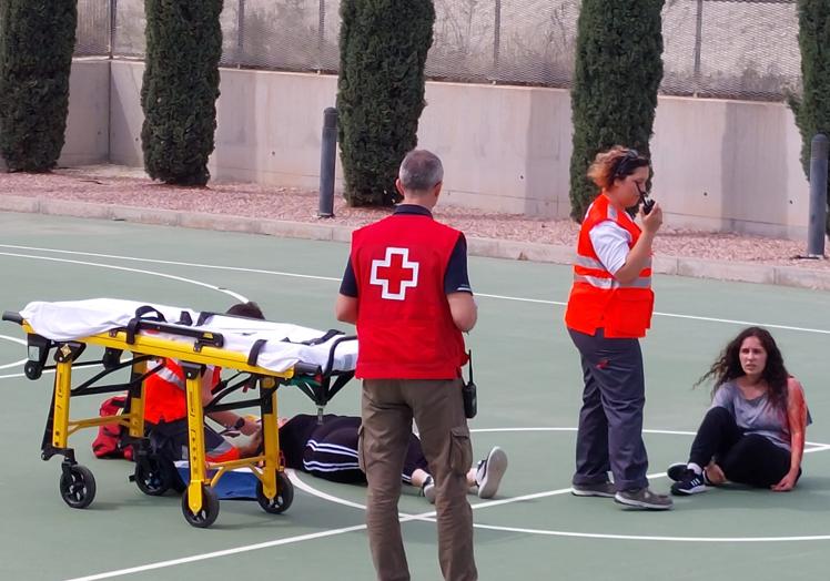 Imagen principal - Simulacro de un accidente de múltiples víctimas de Cruz Roja Alicante.