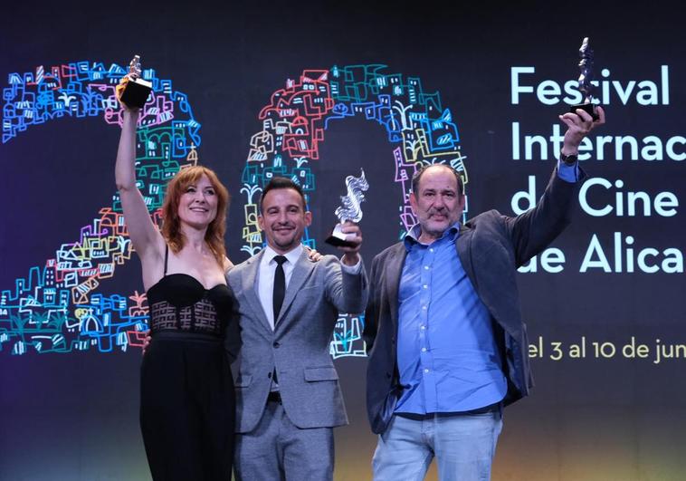Nathalie Poza, Alejandro Amenábar y Karra Elejalde recogen sus premios.