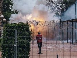 El pirotécnico contempla el disparo durante la mascletà de Plaza América