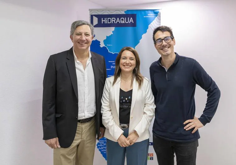 El técnico de la Concejalía de Medio Ambiente de Alicante Juan Luis Berasaluze; la directora de Desarrollo Sostenible de Hidraqua, Amelia Navarro, y el arquitecto Vicente Plaza.