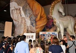 Pedro Espadero explica el monumento a las belleas del foc.