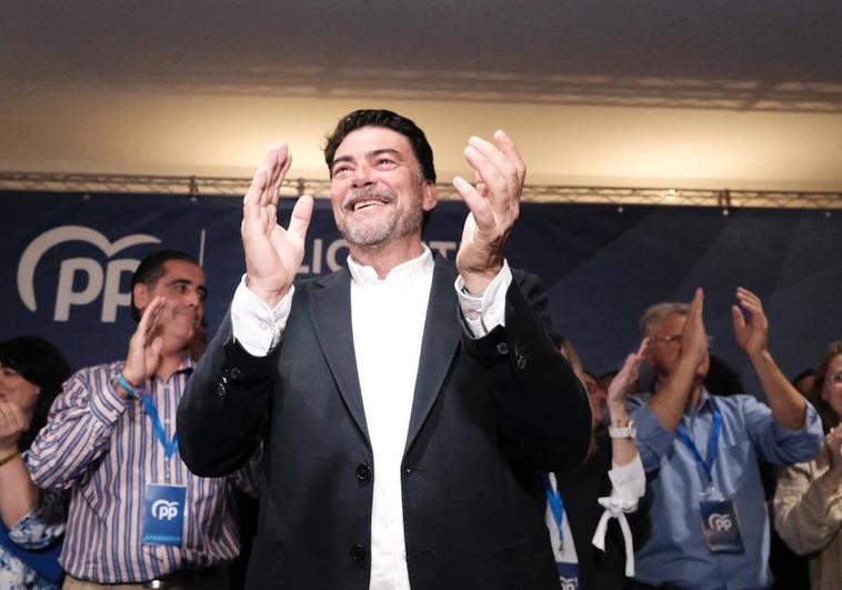 Luis Barcala, feliz, en la noche electoral del 28M.